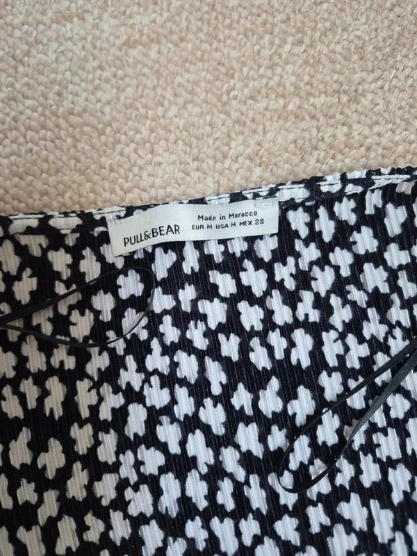 Pull&Bear Mono corto Y2K con motivo blanco y negro talla M – photo 3